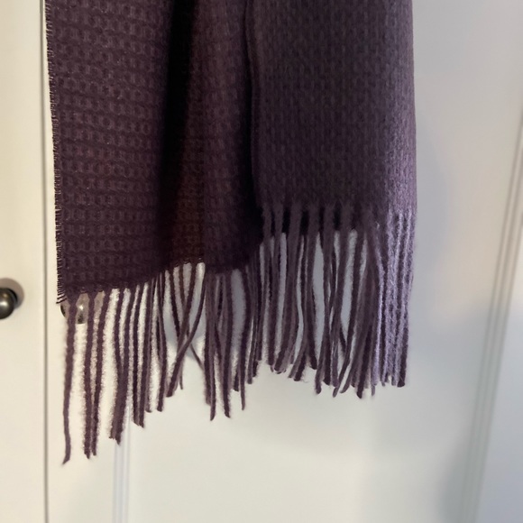 Purple striped blanket scarf - Picture 4 of 5